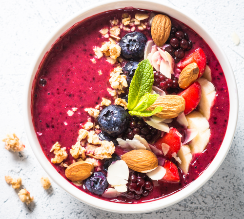 Cremige Vanille Protein Smoothie Bowl mit Beeren