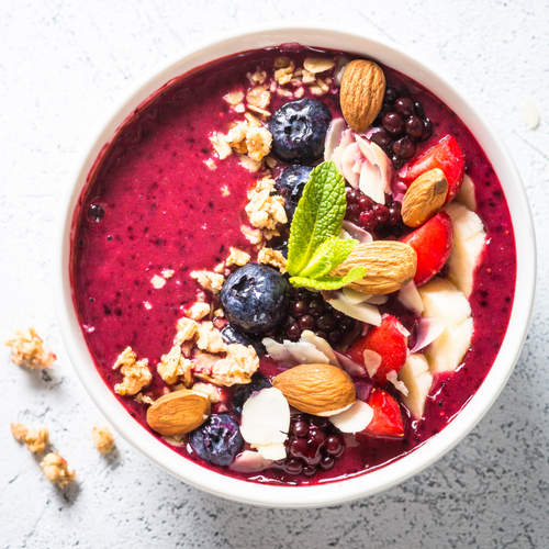 Cremige Vanille Protein Smoothie Bowl mit Beeren