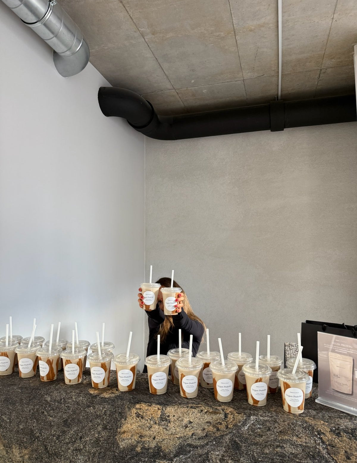 Frisch gemixte Vegan Protein+ Shakes bei einem TWONATURALS Partner